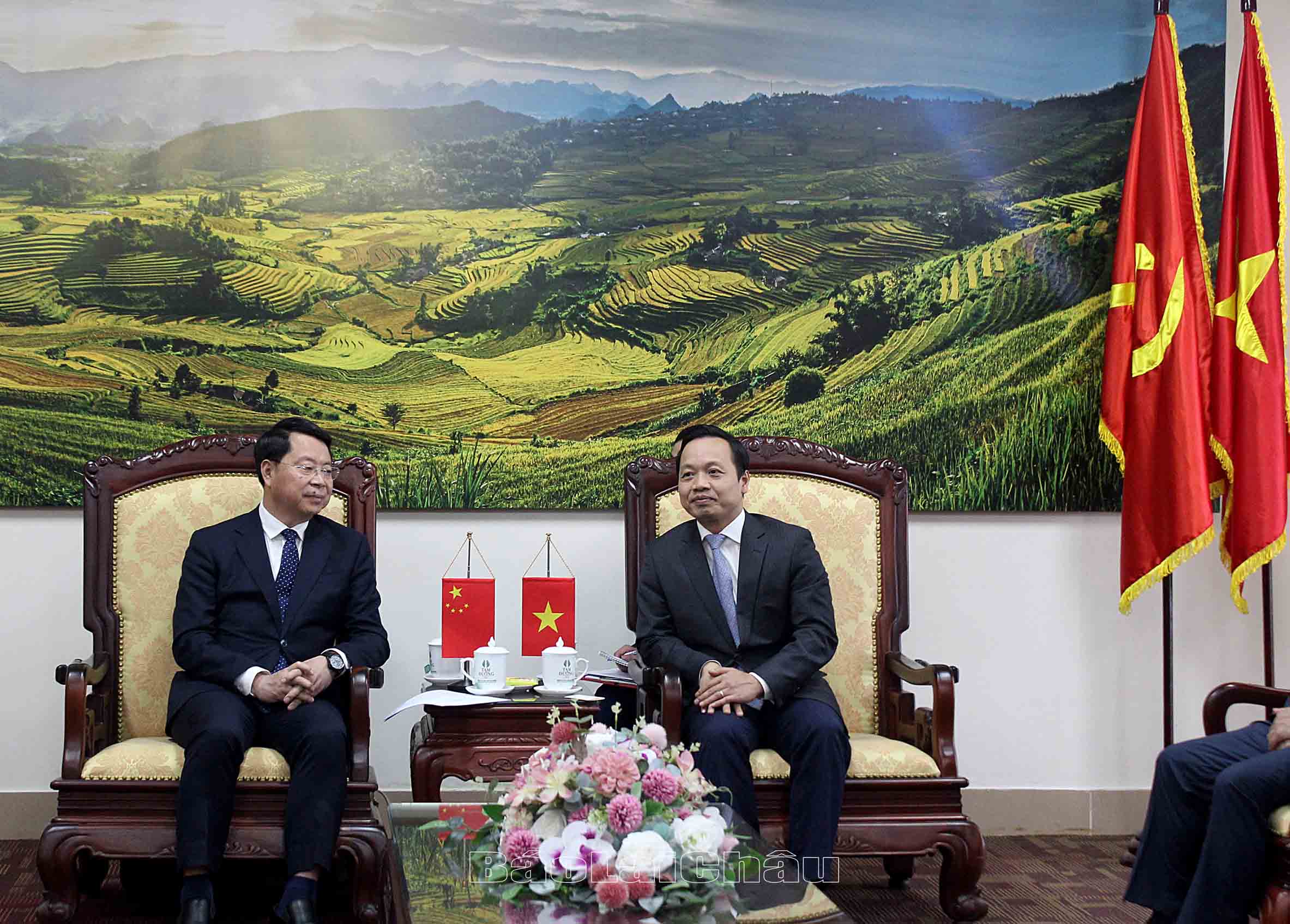 Đồng chí Trần Tiến Dũng, Phó Bí thư Tỉnh ủy, Chủ tịch UBND tỉnh làm việc với đồng chí Triệu Thụy Quân - Bí thư Châu ủy Châu Hồng Hà.